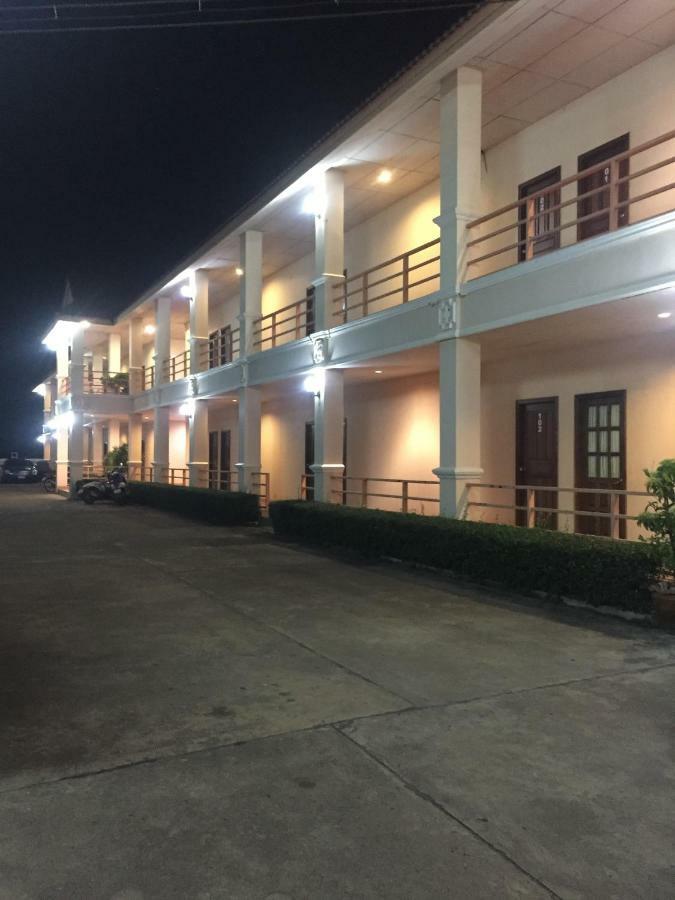 Poon Suk Hotel Kabin Buri エクステリア 写真