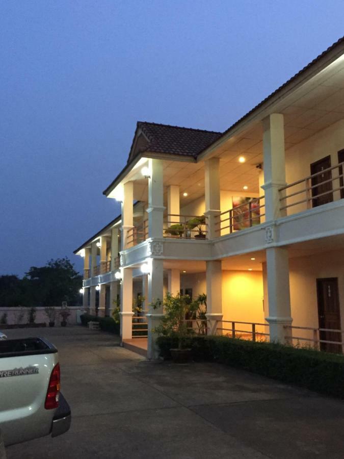 Poon Suk Hotel Kabin Buri エクステリア 写真
